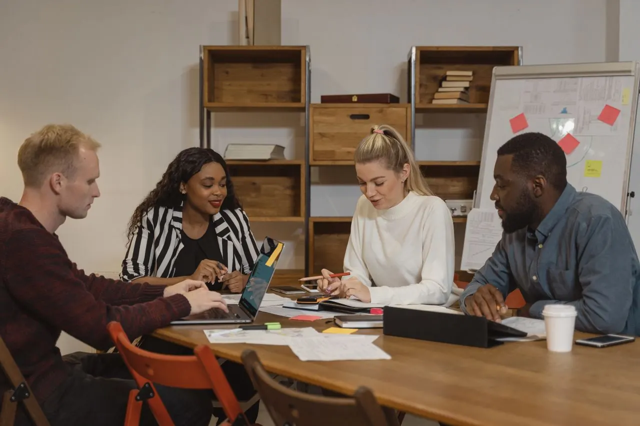 Des professionnels travaillent ensemble autour de documents de projet
