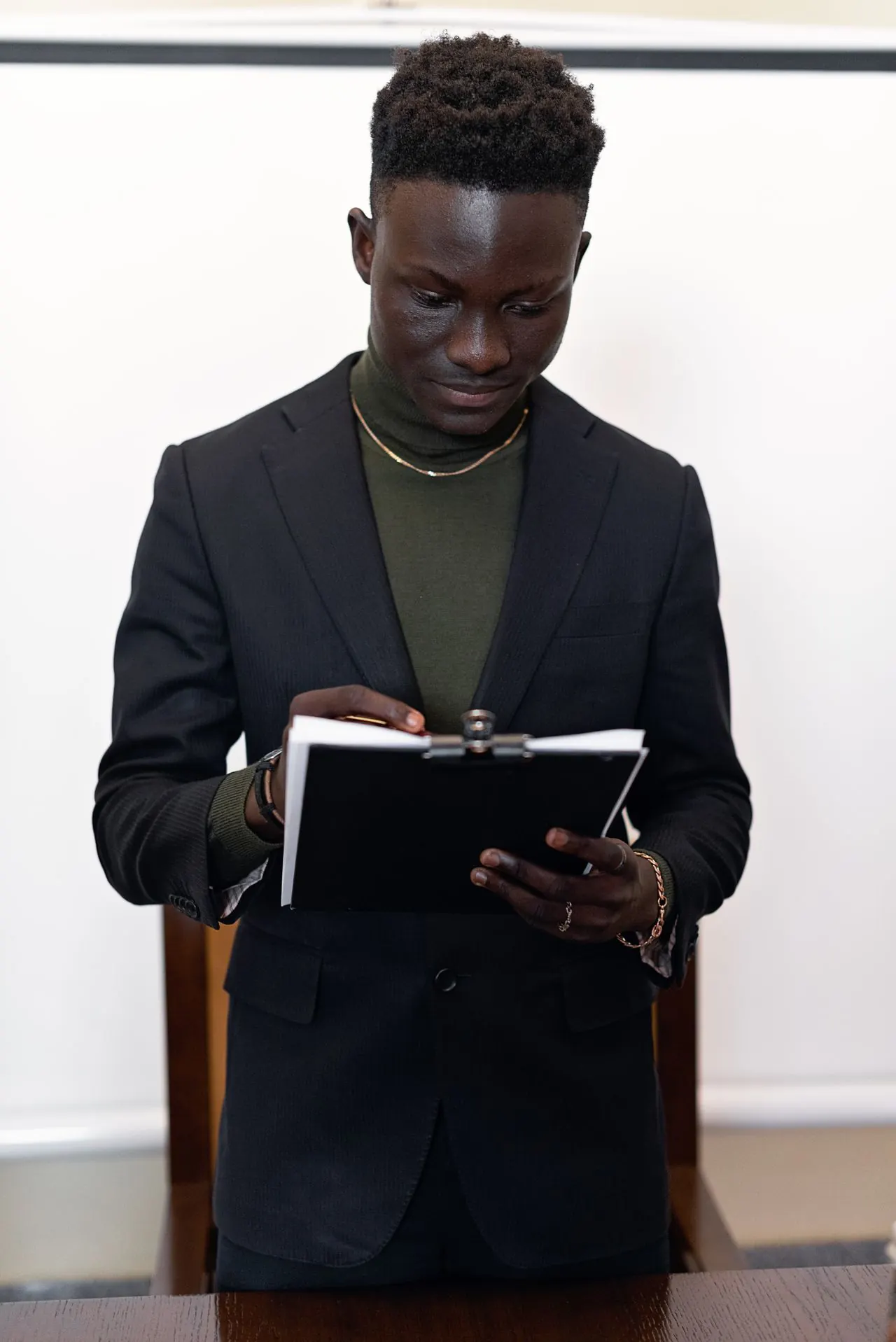 Un professionnel examine des documents sur une planchette