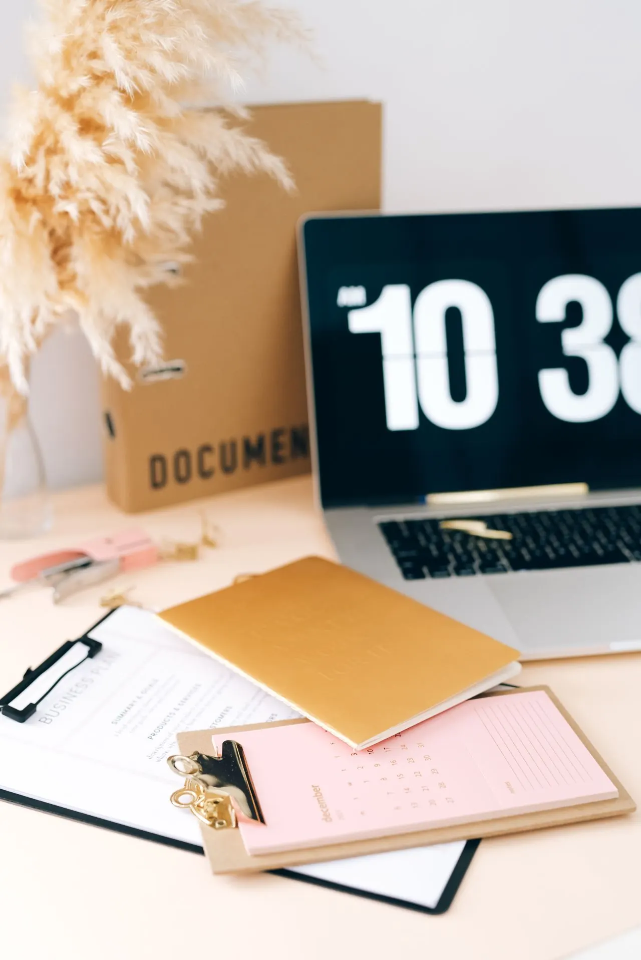 Documents et supports de travail organisés sur un bureau