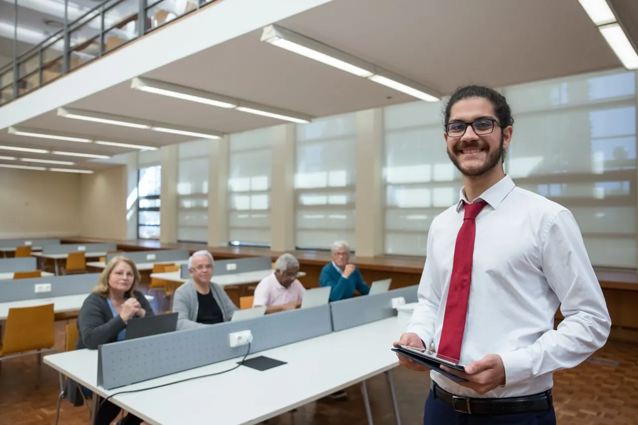 Un formateur anime une session avec des participants en entreprise